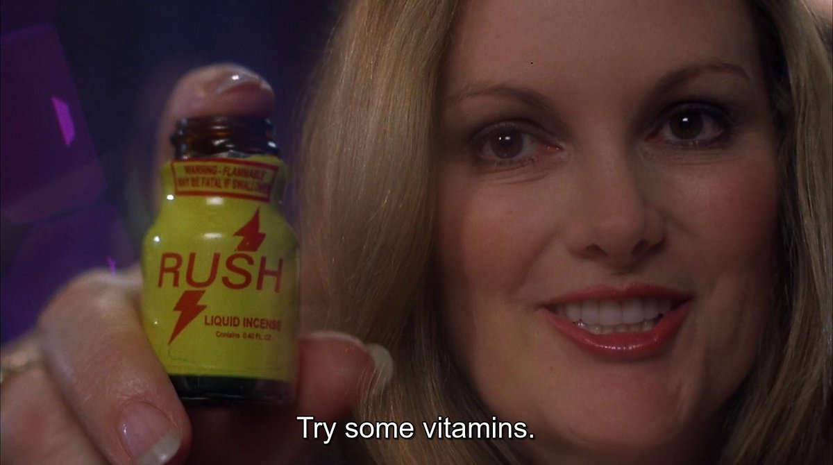 Сильвия Стайвс, героиня Traci Lords из фильма A Dirty Shame показывает флакон попперса